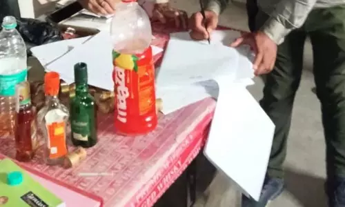 दारू में पानी मिलाते पकड़े गए शराब दुकान के कर्मचारी, आबकारी अधिकारी हुए हैरान दारू में पानी मिलाते पकड़े गए शराब दुकान के कर्मचारी, आबकारी अधिकारी हुए हैरान
