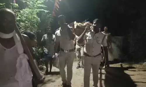 Odisha : संपत्ति विवाद के चलते मां का शव घर में पड़ा, पुलिस ने की अंतिम संस्कार Odisha : संपत्ति विवाद के चलते मां का शव घर में पड़ा, पुलिस ने की अंतिम संस्कार