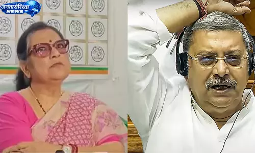 TMC में अंदरूनी विवाद तेज, सांसद काकोली घोष दस्तीदार ने कल्याण बनर्जी पर गंभीर आरोप लगाए TMC में अंदरूनी विवाद तेज, सांसद काकोली घोष दस्तीदार ने कल्याण बनर्जी पर गंभीर आरोप लगाए