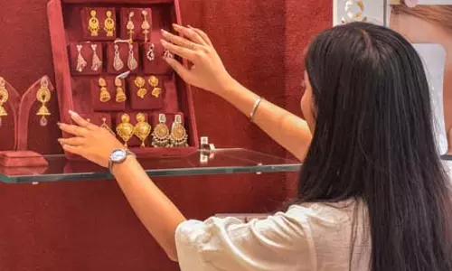 सोना और चांदी के दाम में भारी गिरावट सोना और चांदी के दाम में भारी गिरावट