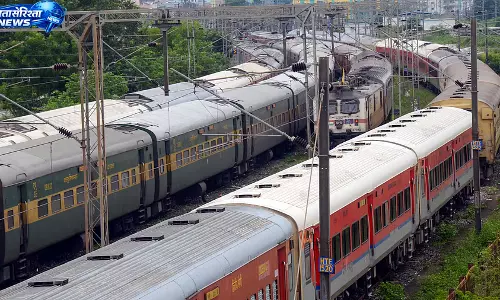 SC का बड़ा फैसला: रेलवे कर्मचारी भी केंद्रीय कर्मचारियों के समान, CAT जाने का अधिकार बरकरार SC का बड़ा फैसला: रेलवे कर्मचारी भी केंद्रीय कर्मचारियों के समान, CAT जाने का अधिकार बरकरार