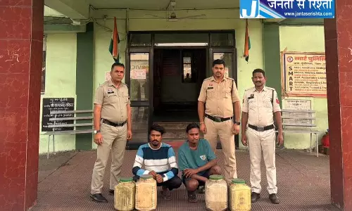 पुलिस ने जंगल में मारी रेड, महुआ शराब बनाते दो आरोपी गिरफ्तार