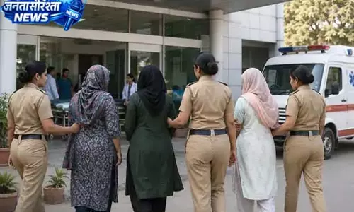 हॉस्पिटल संचालक से मारपीट मामले में रेप केस दर्ज कराने वाली महिला, मां और बहन गिरफ्तार हॉस्पिटल संचालक से मारपीट मामले में रेप केस दर्ज कराने वाली महिला, मां और बहन गिरफ्तार