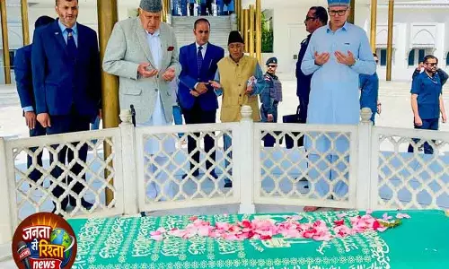 Srinagar हजरतबल में ईद पर 60,000 से ज़्यादा लोगों ने नमाज़ पढ़ी