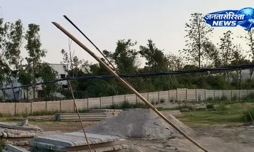 Garhmukteshwar में टूटा बिजली पोल, बांस के सहारे टिकी लाइन बनी हादसे का खतरा