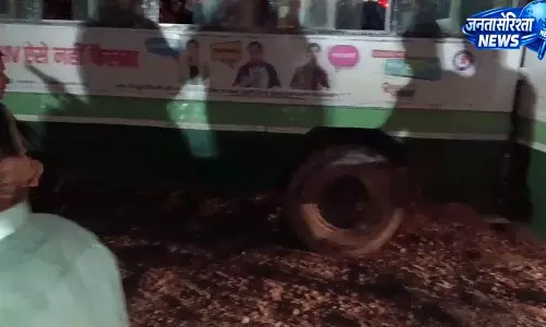 HRTC बस के पीछे दे मारी बाइक, दो युवक गंभीर घायल