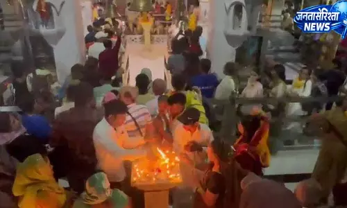 कांगड़ा में मां के जयकारों की गूंज, देर शाम तक लग रही लंबी लाइनें