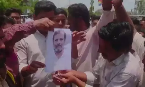 राहुल गांधी का फोटो कांग्रेसियों ने जलाया, कर्नाटक में नाटक सिद्धारमैया के इस्तीफे पर
