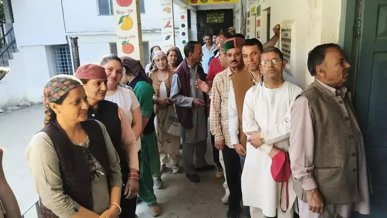 Shimla: पंचायत चुनाव में मतदाताओं का उत्साह, शतक पार बुजुर्गों ने भी डाला वोट Shimla: पंचायत चुनाव में मतदाताओं का उत्साह, शतक पार बुजुर्गों ने भी डाला वोट