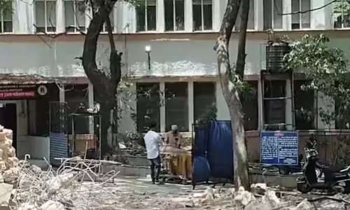 नग्न शव का पोस्टमार्टम के बाद खुले में सिलाई, इंसानियत हुई शर्मसार नग्न शव का पोस्टमार्टम के बाद खुले में सिलाई, इंसानियत हुई शर्मसार