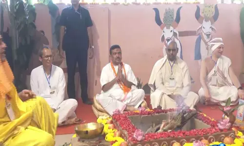 पश्चिम बंगाल के मुख्यमंत्री सुवेंदु अधिकारी ने ISKCON मायापुर में गौ पूजा की, आशीर्वाद लिया पश्चिम बंगाल के मुख्यमंत्री सुवेंदु अधिकारी ने ISKCON मायापुर में गौ पूजा की, आशीर्वाद लिया
