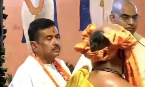 Kolkata: मुख्यमंत्री शुभेंदु अधिकारी ने मायापुर इस्कॉन मंदिर में गोसेवा की Kolkata: मुख्यमंत्री शुभेंदु अधिकारी ने मायापुर इस्कॉन मंदिर में गोसेवा की