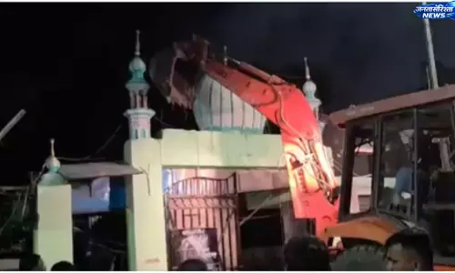 Mumbai: अवैध ढांचे पर कार्रवाई, मस्जिद के कथित अवैध हिस्से पर चला बुलडोजर