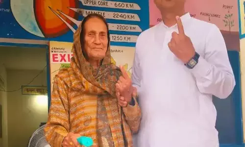 Shimla: हिमाचल पंचायत चुनाव में तेज मतदान, कई दिग्गजों ने डाले वोट Shimla: हिमाचल पंचायत चुनाव में तेज मतदान, कई दिग्गजों ने डाले वोट