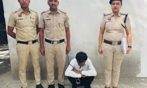 Sirsa: तांत्रिक का झाड़-फूंक के बहाने छात्रा से दुष्कर्म, गिरफ्तार Sirsa: तांत्रिक का झाड़-फूंक के बहाने छात्रा से दुष्कर्म, गिरफ्तार