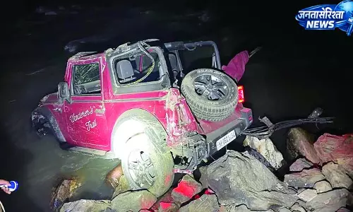 मूलिंग पुल के पास एक्सीडेंट, ड्राइवर जख्मी