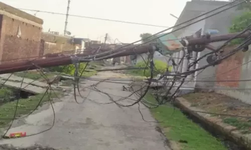 UP : बेमौसम आंधी-तूफान से कई जिलों में बिजली व्यवस्था प्रभावित, मरम्मत कार्य जारी