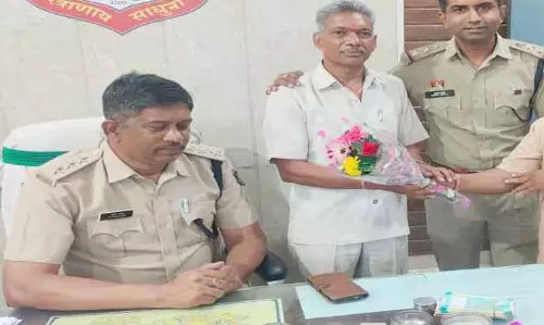 पत्रकार ने ईमानदारी दिखाई, सड़क में मिले जेवरात और नकदी पुलिस को सौंपा