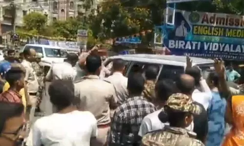अंडे फेंके गए सांसद के उपर, भीड़ ने चोर-चोर कहा