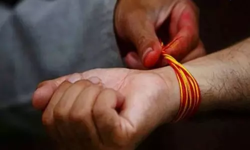 कलावा का धार्मिक और ऊर्जा संतुलन से जुड़ा महत्व, रंग और ग्रहों से भी माना जाता है संबंध