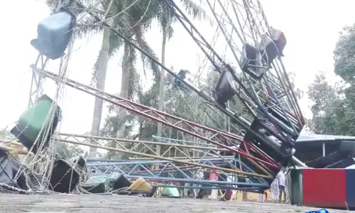 केरल की राजधानी में मनोरंजन पार्क की एक राइड गिरने से Tamil Nadu के 5 पर्यटक घायल केरल की राजधानी में मनोरंजन पार्क की एक राइड गिरने से Tamil Nadu के 5 पर्यटक घायल