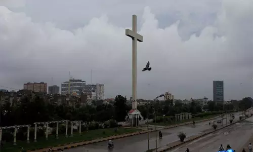 Rawalpindi में महंगाई ने ईद पर कब्रों पर जाने को एक महंगा बोझ बना दिया Rawalpindi में महंगाई ने ईद पर कब्रों पर जाने को एक महंगा बोझ बना दिया