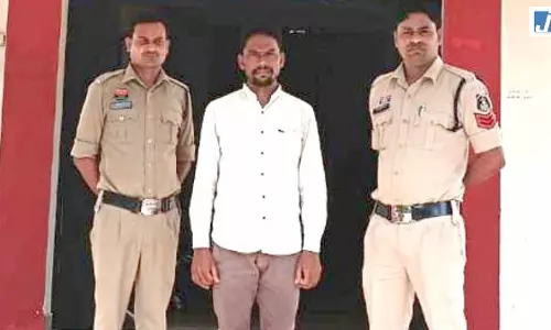 महासमुंद में 1.16 करोड़ का धान घोटाला, खरीदी केंद्र प्रभारी गिरफ्तार महासमुंद में 1.16 करोड़ का धान घोटाला, खरीदी केंद्र प्रभारी गिरफ्तार