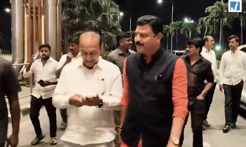बेंगलुरु एयरपोर्ट पहुंचे कांग्रेस विधायक बेलूर गोपालकृष्ण, समर्थकों ने किया स्वागत बेंगलुरु एयरपोर्ट पहुंचे कांग्रेस विधायक बेलूर गोपालकृष्ण, समर्थकों ने किया स्वागत