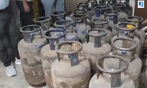 बड़ी कार्रवाई, बंद दुकान से 25 कमर्शियल गैस सिलेंडर जब्त बड़ी कार्रवाई, बंद दुकान से 25 कमर्शियल गैस सिलेंडर जब्त