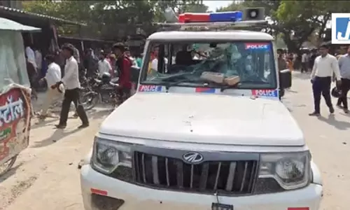 मामूली विवाद में महिला की हत्या, पुलिस पर पथराव, गांव में तनाव