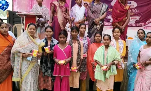 सेनेटरी नैपकिन निर्माण से आत्मनिर्भर बन रहीं वनांचल की महिलाएं सेनेटरी नैपकिन निर्माण से आत्मनिर्भर बन रहीं वनांचल की महिलाएं