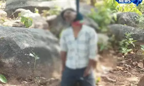 युवक ने पेड़ पर लगाई फांसी, गर्लफ्रेंड की शादी से परेशान होकर उठाया कदम युवक ने पेड़ पर लगाई फांसी, गर्लफ्रेंड की शादी से परेशान होकर उठाया कदम