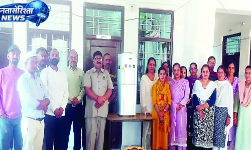 छात्रों ने पैसे जोडक़र स्कूल के लिए खरीदा वाटर कूलर छात्रों ने पैसे जोडक़र स्कूल के लिए खरीदा वाटर कूलर