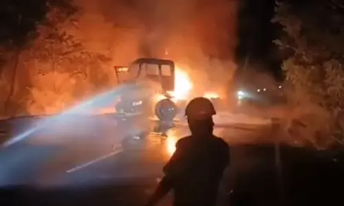 टक्कर के बाद भीषण आग, ट्रेलर चालक की जिंदा जलकर मौत