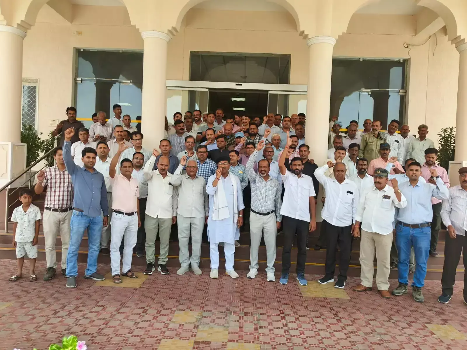 Jaipur: कर्मचारियों का अल्टीमेटम, मांगें नहीं मानी तो होगा आंदोलन तेज Jaipur: कर्मचारियों का अल्टीमेटम, मांगें नहीं मानी तो होगा आंदोलन तेज