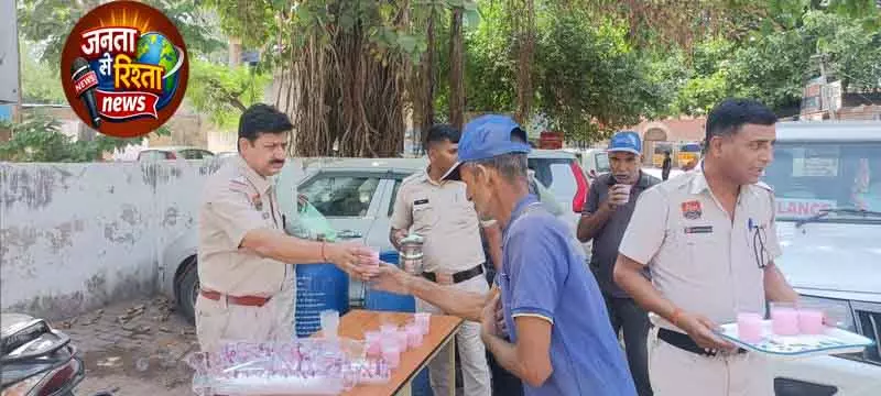 Rewari पुलिस ने बढ़ते तापमान के बीच यात्रियों को राहत दी Rewari पुलिस ने बढ़ते तापमान के बीच यात्रियों को राहत दी
