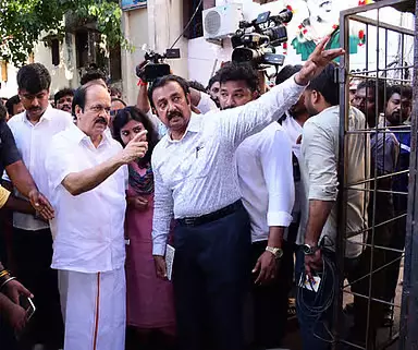 AIADMK के दो गुटों पर स्पीकर का फैसला आज AIADMK के दो गुटों पर स्पीकर का फैसला आज