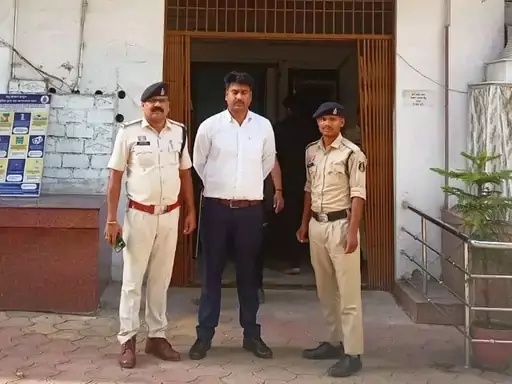 फर्जी ओएसडी गिरफ्तार, क्रिकेट मैच के दौरान दिखाया था धौंस फर्जी ओएसडी गिरफ्तार, क्रिकेट मैच के दौरान दिखाया था धौंस