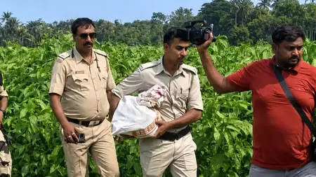 खेत खोदकर 2 करोड़ नकदी निकाली गई, नगर पालिका के चेयरमैन है भू-स्वामी खेत खोदकर 2 करोड़ नकदी निकाली गई, नगर पालिका के चेयरमैन है भू-स्वामी