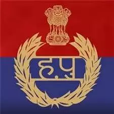 Gurugram: सड़क हादसे के दौरान वीडियो बना रहे युवक को पुलिस ने मारा थप्पड़ Gurugram: सड़क हादसे के दौरान वीडियो बना रहे युवक को पुलिस ने मारा थप्पड़
