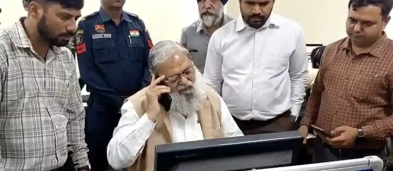 Chandigarh: अनिल विज का बिजली कॉल सेंटर पर औचक निरीक्षण, कई खामियां उजागर Chandigarh: अनिल विज का बिजली कॉल सेंटर पर औचक निरीक्षण, कई खामियां उजागर