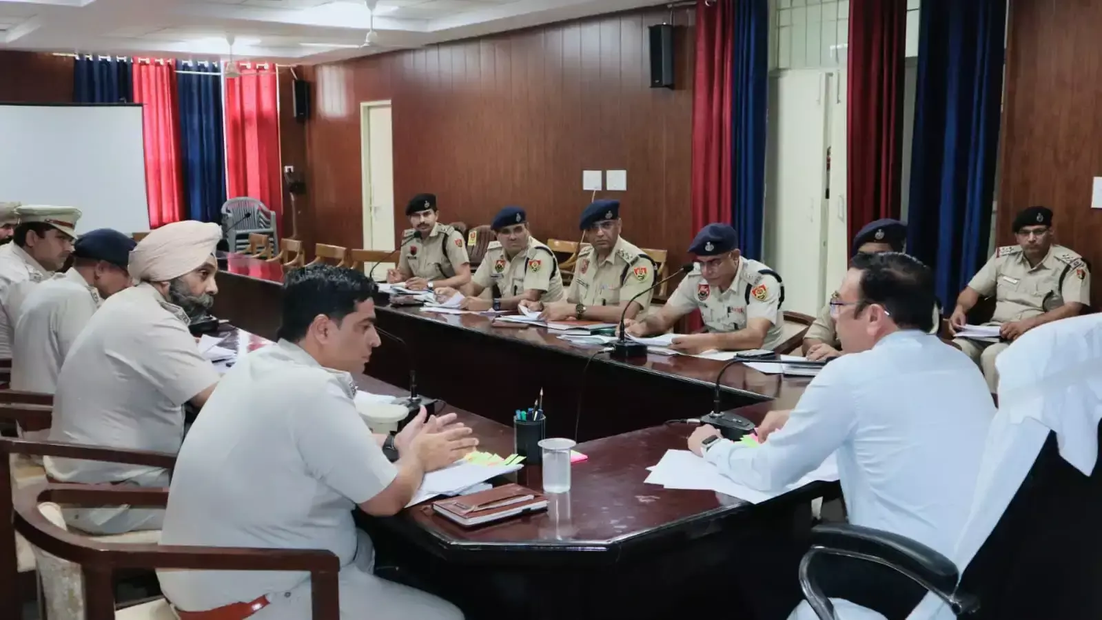 Sirsa: आईजी ने दिए निर्देश, धमकी और फिरौती नेटवर्क की जांच तेज Sirsa: आईजी ने दिए निर्देश, धमकी और फिरौती नेटवर्क की जांच तेज