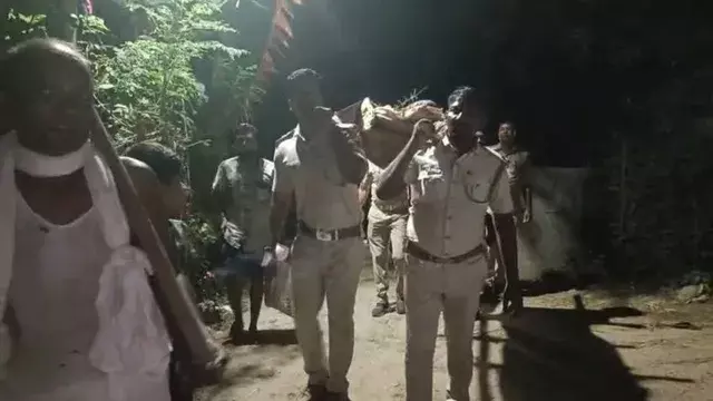 Odisha : संपत्ति विवाद के चलते मां का शव घर में पड़ा, पुलिस ने की अंतिम संस्कार Odisha : संपत्ति विवाद के चलते मां का शव घर में पड़ा, पुलिस ने की अंतिम संस्कार