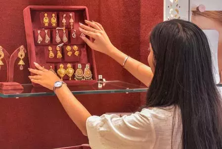 सोना और चांदी के दाम में भारी गिरावट सोना और चांदी के दाम में भारी गिरावट