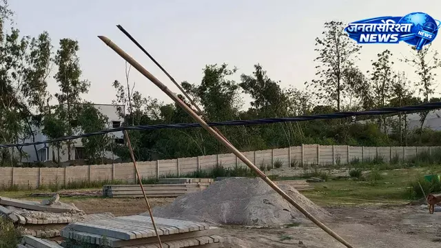Garhmukteshwar में टूटा बिजली पोल, बांस के सहारे टिकी लाइन बनी हादसे का खतरा Garhmukteshwar में टूटा बिजली पोल, बांस के सहारे टिकी लाइन बनी हादसे का खतरा