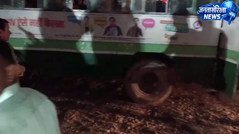 HRTC बस के पीछे दे मारी बाइक, दो युवक गंभीर घायल HRTC बस के पीछे दे मारी बाइक, दो युवक गंभीर घायल