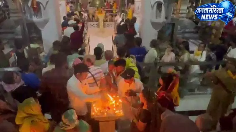 कांगड़ा में मां के जयकारों की गूंज, देर शाम तक लग रही लंबी लाइनें कांगड़ा में मां के जयकारों की गूंज, देर शाम तक लग रही लंबी लाइनें
