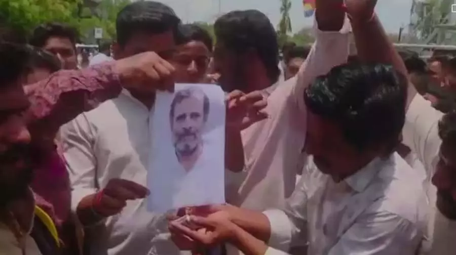 राहुल गांधी का फोटो कांग्रेसियों ने जलाया, कर्नाटक में नाटक सिद्धारमैया के इस्तीफे पर राहुल गांधी का फोटो कांग्रेसियों ने जलाया, कर्नाटक में नाटक सिद्धारमैया के इस्तीफे पर