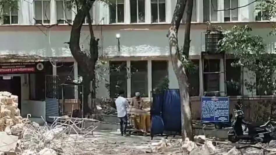 नग्न शव का पोस्टमार्टम के बाद खुले में सिलाई, इंसानियत हुई शर्मसार नग्न शव का पोस्टमार्टम के बाद खुले में सिलाई, इंसानियत हुई शर्मसार
