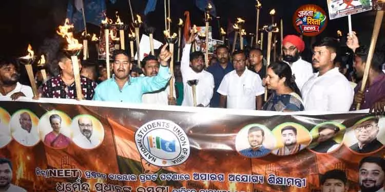 Bhubaneswar NEET विवाद पर NSUI का प्रदर्शन जारी Bhubaneswar NEET विवाद पर NSUI का प्रदर्शन जारी